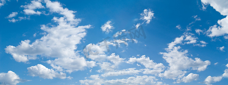 阳光明媚的天空摄影照片_广阔的天空全景