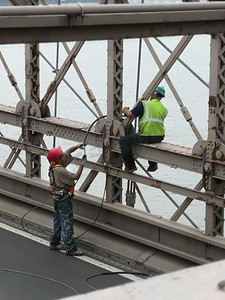 布鲁克林大桥摄影照片_布鲁克林大桥上的工人