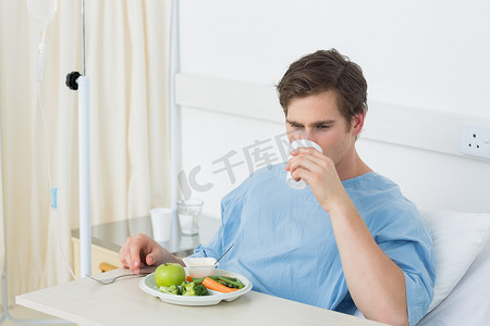 病房吃饭摄影照片_男病人在医院吃饭