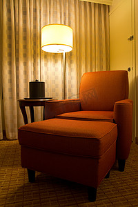 旅馆房间摄影照片_在旅馆房间的角落的放松椅子