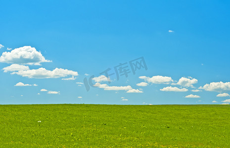 流利摄影照片_绿色与蓝天和云彩