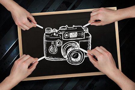 线性绘制摄影照片_多手用粉笔绘制相机的合成图像