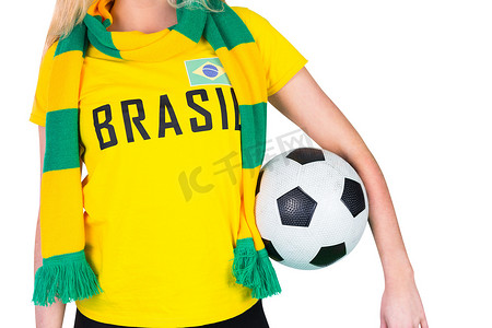拿着球的巴西T恤的足球迷