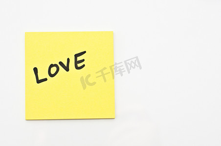 黄色方形邮寄，上面写着爱