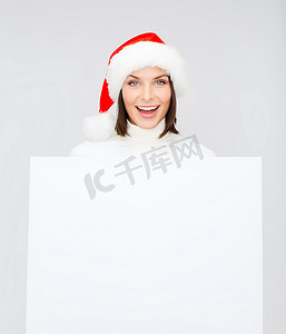 带空白白板的圣诞老人助手帽的女人