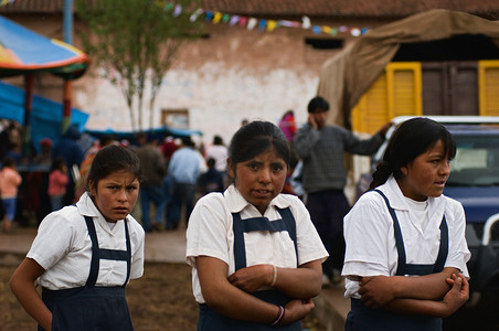 三名秘鲁女学生。