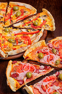 披萨配番茄、意大利腊肠、意大利辣香肠、橄榄和黄辣椒
