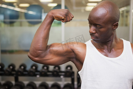 在健身房锻炼肌肉的肌肉男