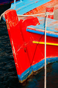 希腊渔船的红色船尾和船舵