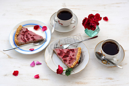 草莓馅饼用红茶、玫瑰和水平的玫瑰花瓣