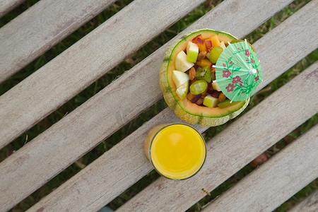 维生素甜点——瓜皮水果沙拉和一杯鲜橙汁
