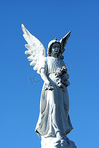 天使雕像与蓝天