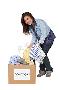 一个快乐的年轻女子的画像，她捐赠了衣服