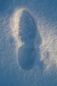 雪中​​的脚印