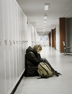 年轻女子在学校被欺负