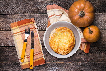 秋天背景扁平摄影照片_木桌上的乡村风格南瓜和扁平蛋糕