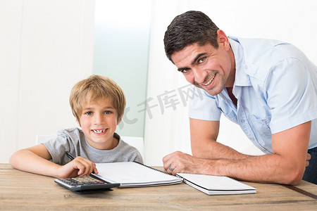 父亲辅导儿子做作业