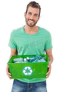 一个微笑的人携带回收容器的肖像