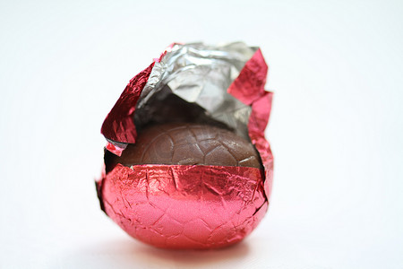 红色包装的巧克力复活节彩蛋