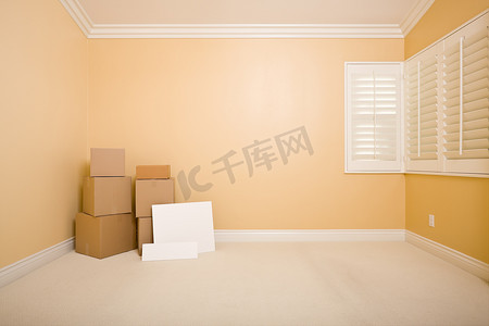 地板电商首页摄影照片_在空房间的地板上移动盒子和空白标志