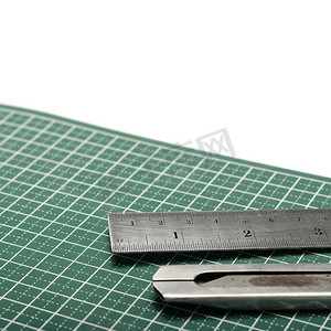 几何切割摄影照片_切割垫上的尺子和刀具