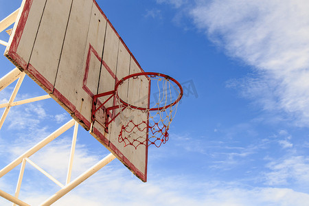 有笼子的篮球筐有蓝天背景