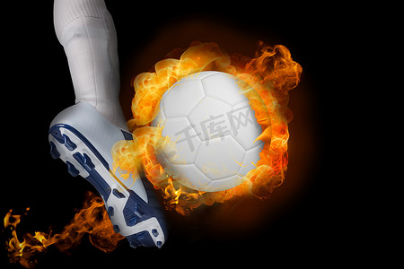 立体足球免抠png摄影照片_踢燃烧的球的足球运动员