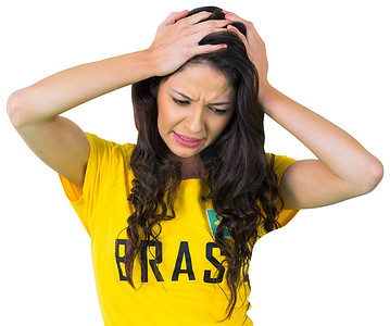 穿着巴西 T 恤的失望足球迷