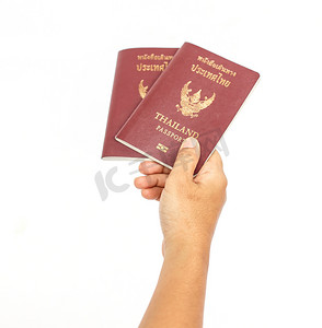 安全假期摄影照片_手拿着泰国护照在白色背景下被隔离