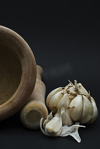 大蒜用研钵和杵。