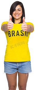 穿着巴西 T 恤的漂亮足球迷