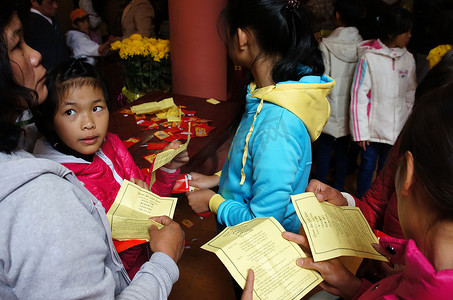 春节幸运摄影照片_越南人在春节挑选幸运礼物，传统文化
