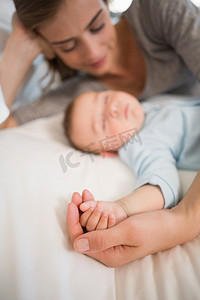女人熟睡摄影照片_妈妈和熟睡的小儿子躺在床上