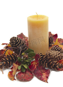 柱状图模板摄影照片_带秋叶和松果的柱状蜡烛