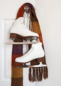 花样滑冰鞋和彩色围巾
