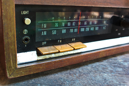 旧收音机的特写。