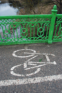 行车道摄影照片_桥上的自行车道