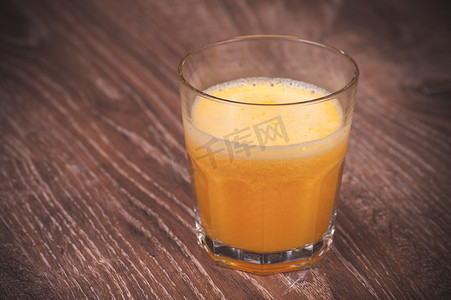 玻璃杯中的鲜榨橙汁