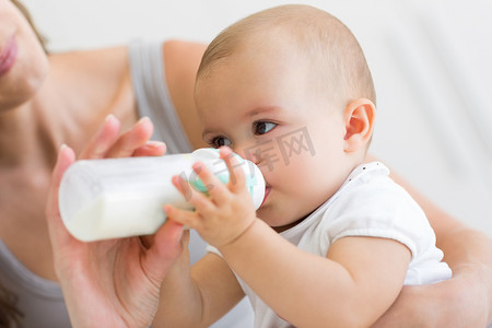 母亲用奶瓶喂养婴儿的特写