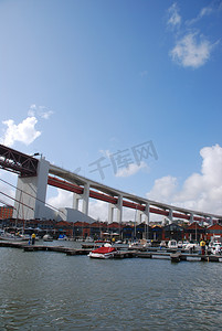 里斯本的码头在 4 月 25 日桥下