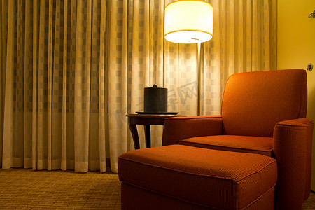 房间的角落摄影照片_在旅馆房间的角落的放松椅子