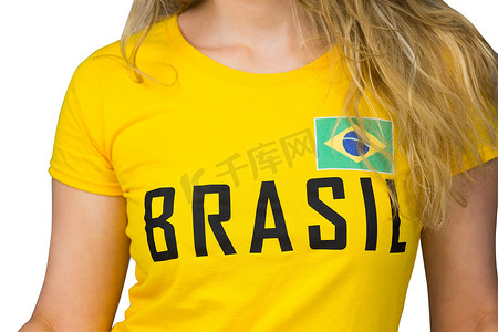 身穿巴西 T 恤的球迷