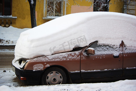 雪街摄影照片_雪后的汽车