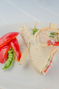 vegetable摄影照片_Grilled WRAP with garlic cream and fresh vegetable with oil dressing油酱