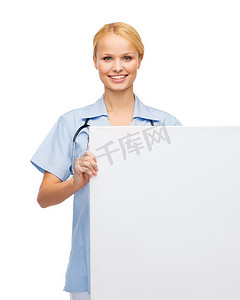 带空白板的微笑女医生或护士
