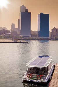 保护河流摄影照片_太阳能船和城市河流