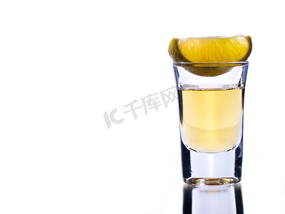龙舌兰酒摄影照片_龙舌兰酒和酸橙