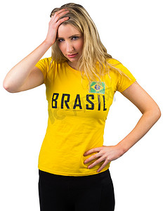 穿着巴西 T 恤的失望足球迷