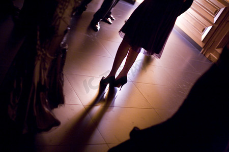派对上穿着高跟鞋的女性婚礼宾客的脚