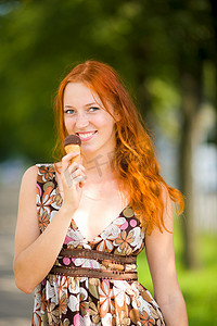 吃冰淇淋的女人摄影照片_吃冰淇淋的女人